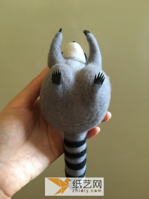 How to make a small raccoon doll by hand using wool felt? fulfill your wishes