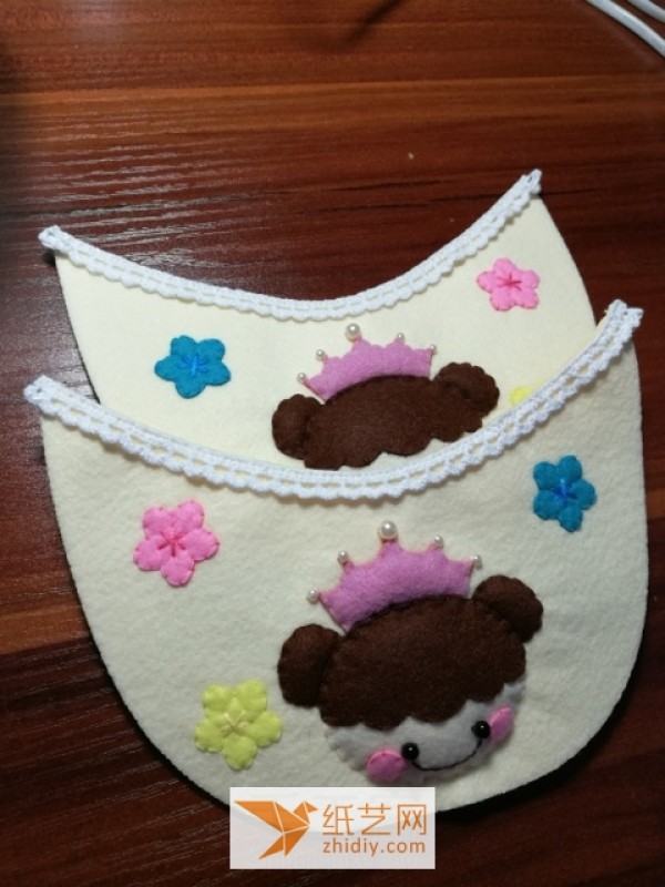 Tutorial on how to make little princess slippers from non-woven fabric as a New Year gift