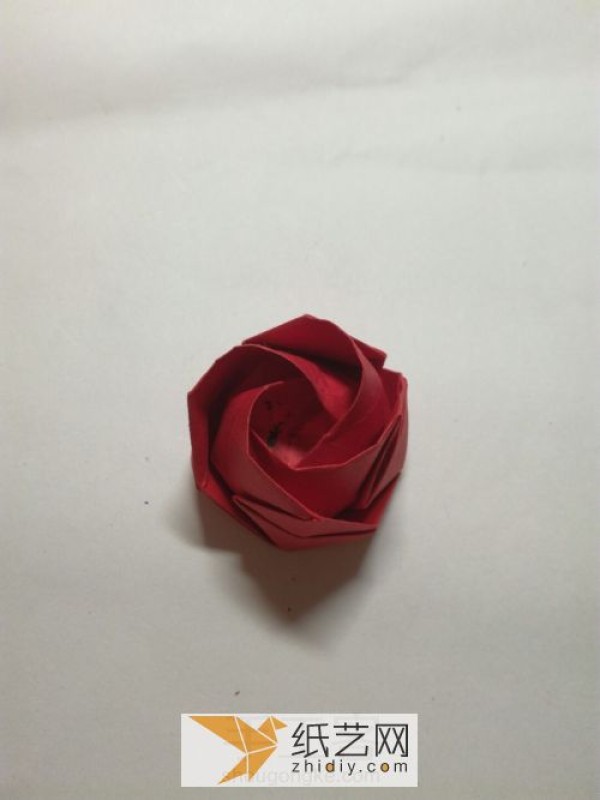 Detailed, complete and easy-to-learn method of folding origami roses. Tutorial on handmade origami roses for Valentines Day.