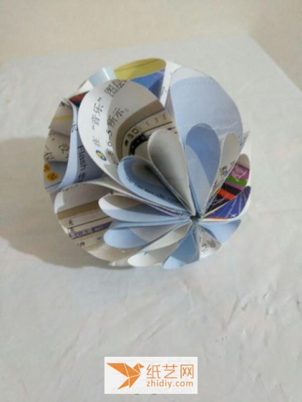 Tutorial on turning old magazines into treasures and making beautiful decorative paper bouquets, a must-have for New Year and Christmas