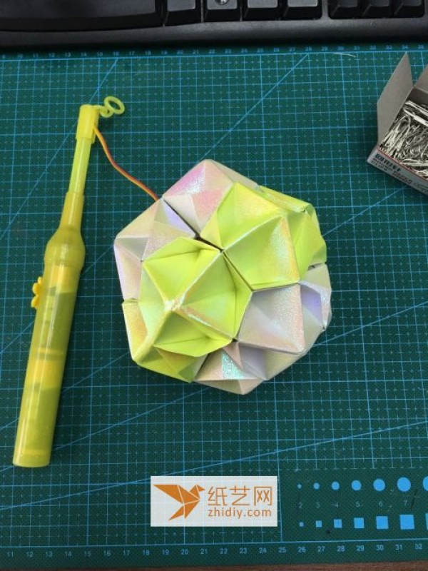 A step-by-step tutorial on how to make origami holiday lanterns