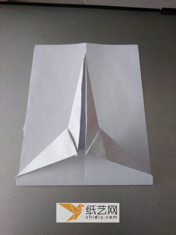 Don’t miss the MiG-29 origami aircraft making tutorial. The origami effect is the same as the model.