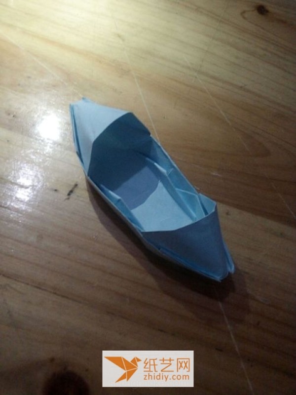 A complete tutorial on how to make a simple origami boat for children