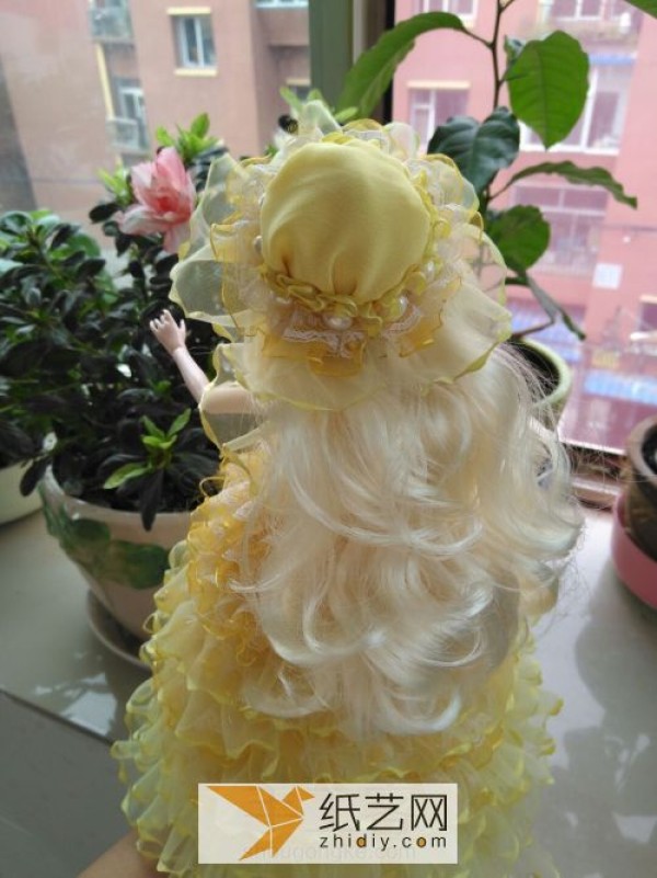 Make a beautiful wedding dress for your doll as a wedding gift for your friends