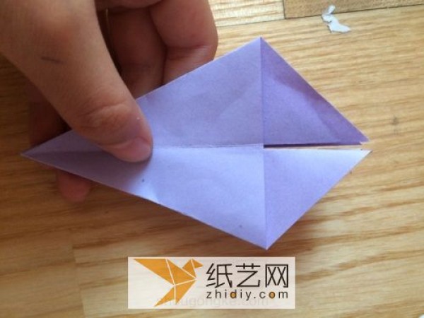 How to make origami lilies, the eternal flower. Real photos and illustrations of how to fold handmade lilies.