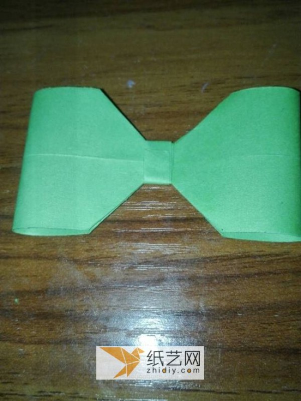 How to fold and make a simple handmade origami gift box. How to make an origami box with a bow.