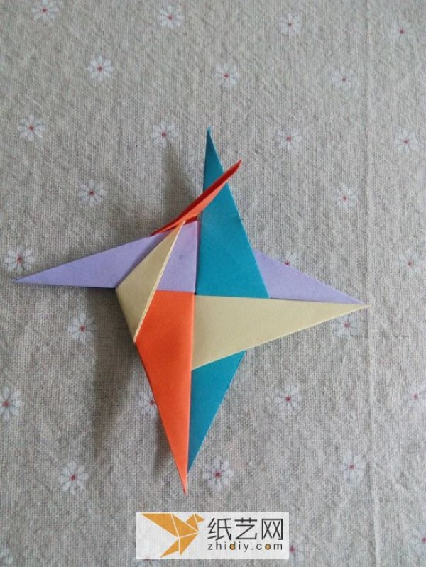 Illustrated tutorial on origami darts How to make origami toys for children