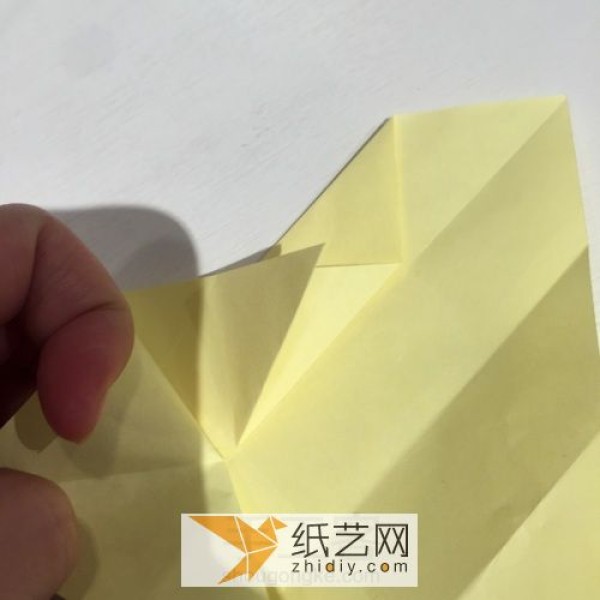 Illustrated tutorial for origami chicken red packets for the Year of the Rooster. How to fold the New Year red envelope by hand.