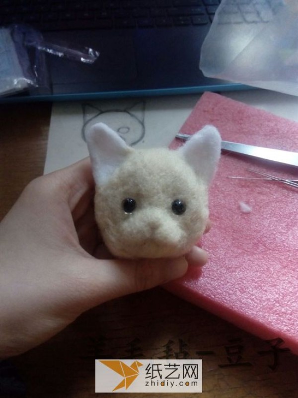 Detailed illustrated tutorial on how to make a wool felt kitten. A cute kitten head is made of wool felt.