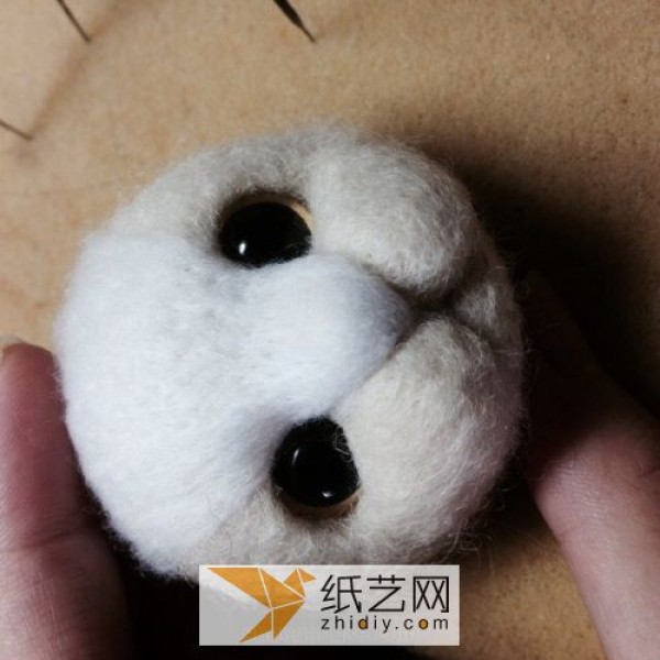 Tutorial on making a little cat head from wool felt. A ready-made New Year gift.