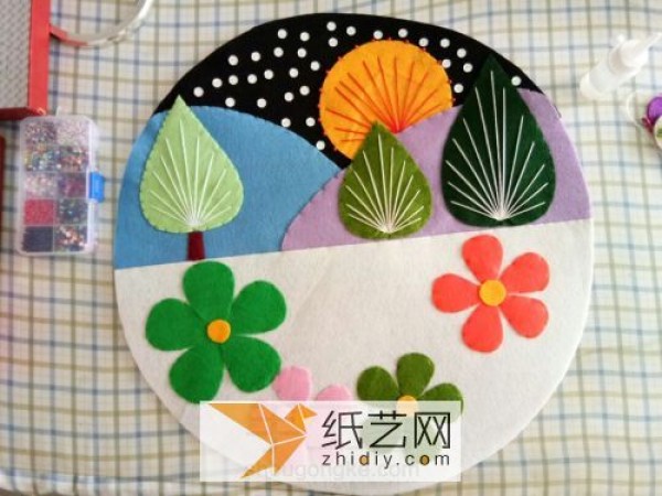 Illustrated tutorial on New Year gift tutorial for disc decoration made of non-woven fabrics