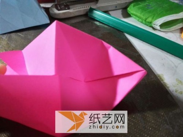 A very beautiful origami mobile phone holder for the waste-to-treasure small production competition