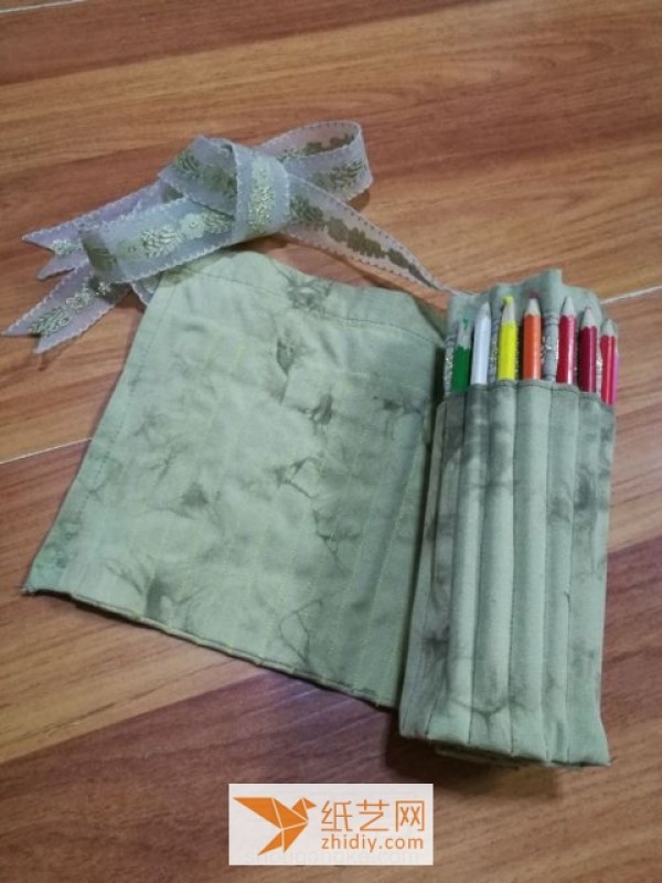 Make a colored pencil case as a New Year gift