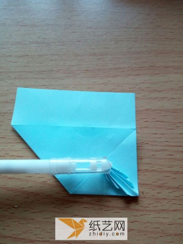 Creative handmade tutorial teaches you how to fold a beautiful origami feather envelope