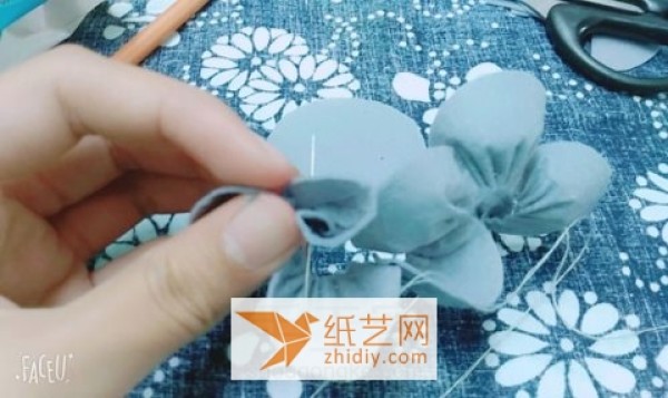 Illustrated tutorial on how to make handmade non-woven roses