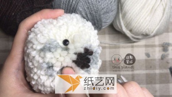 Tutorial on making a baby seal made of yarn balls as a New Year gift