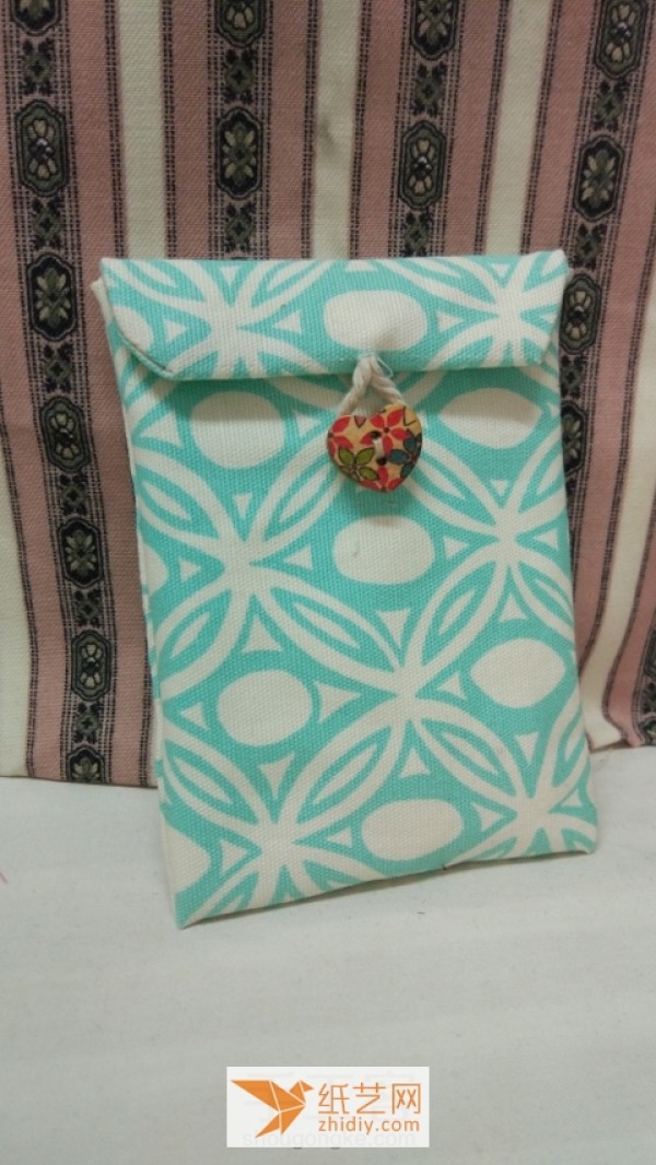 Follow the handmade fabric art tutorial to learn how to make an iPad storage bag