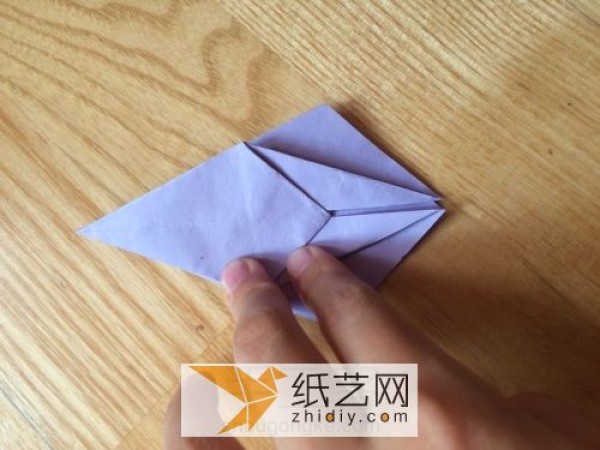 How to make origami lilies, the eternal flower. Real photos and illustrations of how to fold handmade lilies.