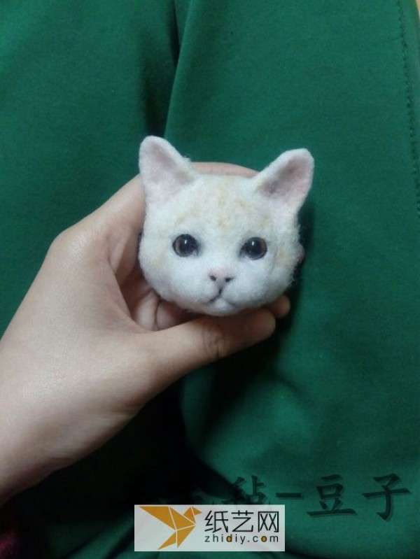 Detailed illustrated tutorial on how to make a wool felt kitten. A cute kitten head is made of wool felt.