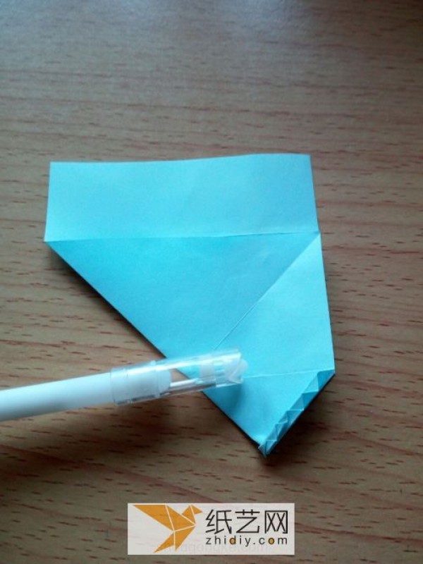 Creative handmade tutorial teaches you how to fold a beautiful origami feather envelope