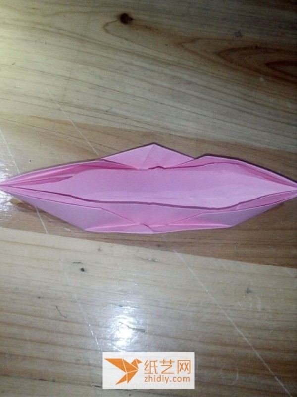 A complete tutorial on how to make a simple origami boat for children