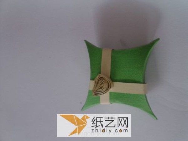 How to make creative origami gift boxes. Handmade origami illustrations teach you new ways to make origami gift boxes.