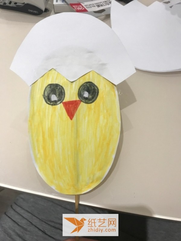 Illustrated tutorial on how to make a moving chicken out of its shell using handmade paper crafts for children