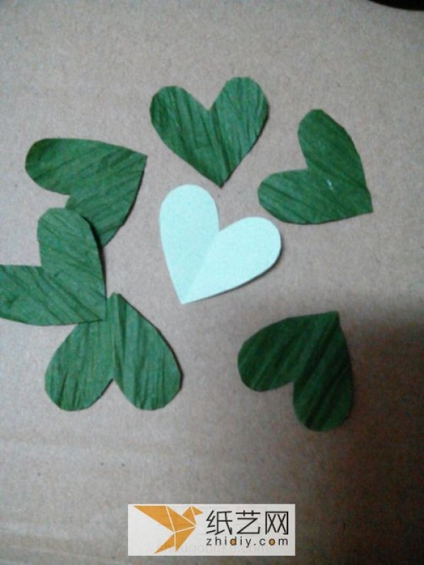 Three-dimensional paper art clover is made using wrinkled paper (real photo tutorial)