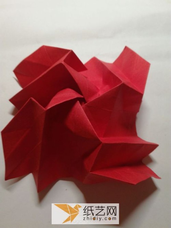 Detailed, complete and easy-to-learn method of folding origami roses. Tutorial on handmade origami roses for Valentines Day.