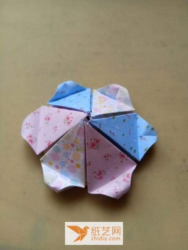 Illustrated tutorial on how to make an origami sun umbrella for girls.