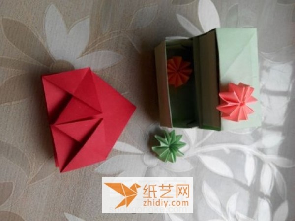 The best solution for Valentine’s Day is this simple origami rose making tutorial.