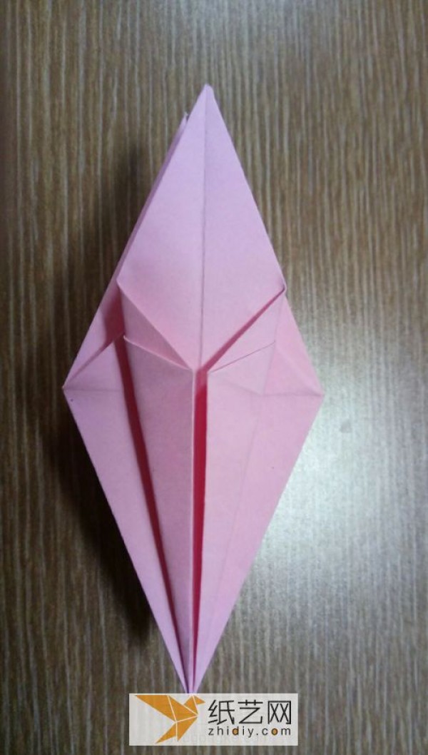 Simple basic origami lily making method. Handmade origami tutorial teaches you how to origami lily.