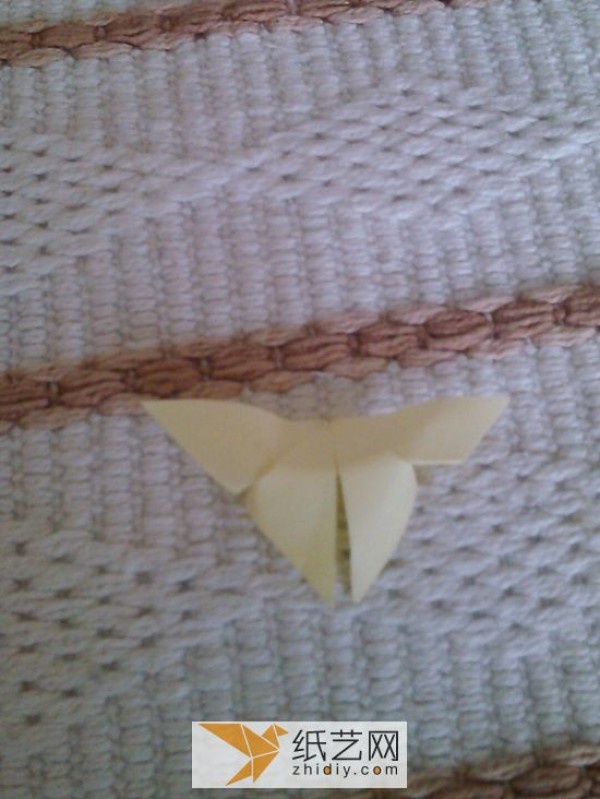 Simple origami method of small butterfly. Illustrated tutorial teaches you how to make butterfly origami.