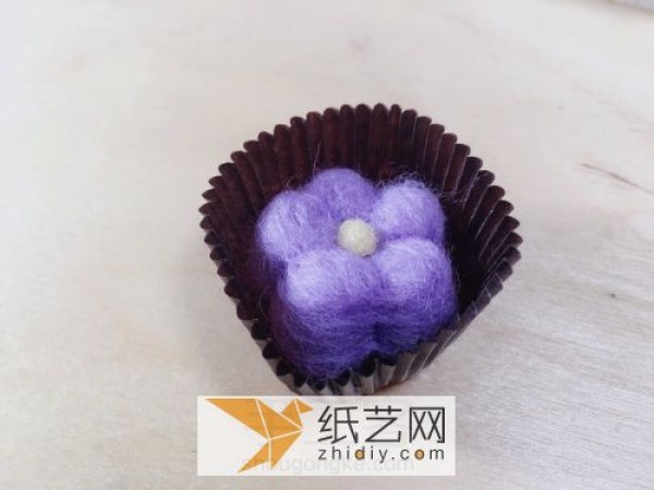 Tutorial on how to make Mid-Autumn Festival mooncakes with cute wool felt. This mooncake gift box is a great Mid-Autumn Festival gift.