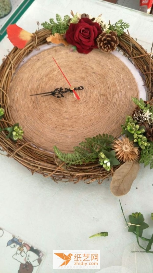 The clock with Christmas garland is the most suitable Christmas gift