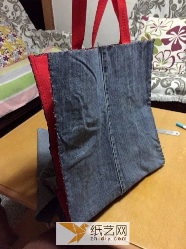 Illustrated tutorial on turning waste jeans into treasure and making a fabric handbag. A very environmentally friendly Mothers Day gift.