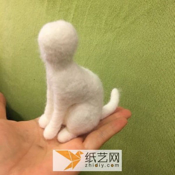 Detailed tutorial on making simulated wool felt cats. Once completed, it will be a great New Year gift.