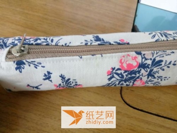 A simple and easy self-taught tutorial on making a practical pencil case with fabric art