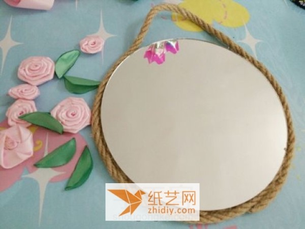 Handicraft making tutorial for transforming old mirrors into New Year decorations