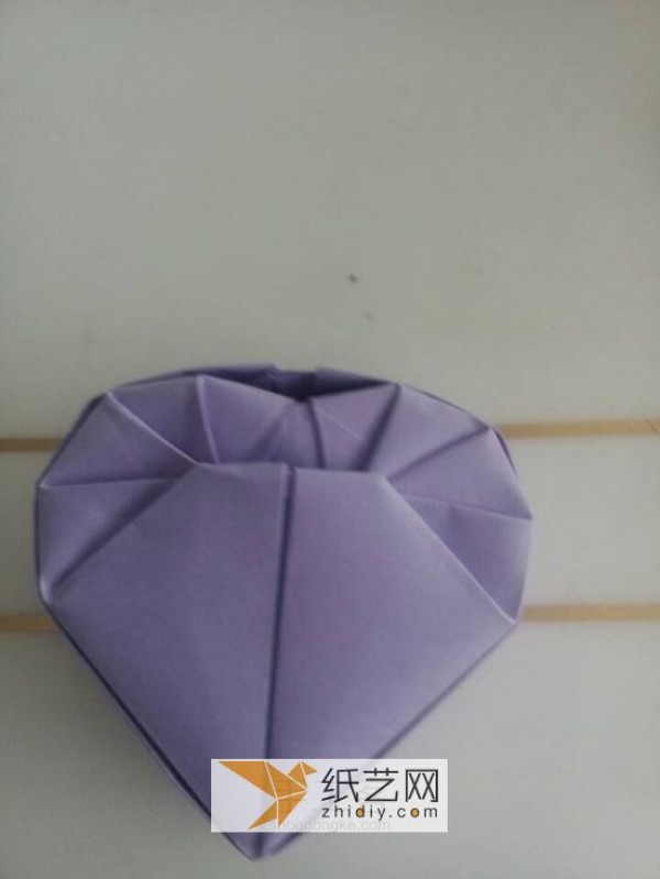 Beautiful heart-shaped origami box, perfect for Valentine’s Day gifts