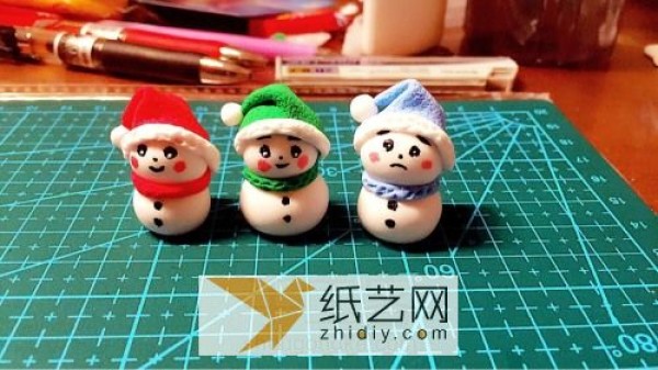 For Christmas gifts, you can make a small snowman out of ultra-light clay