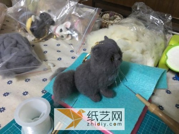 Master’s tutorial on how to make a wool felt poke kitten. A great Teacher’s Day gift.