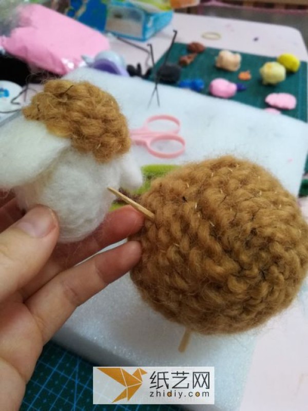 Lamb Christmas gift made of wool felt. The production method is different from ordinary wool felt.