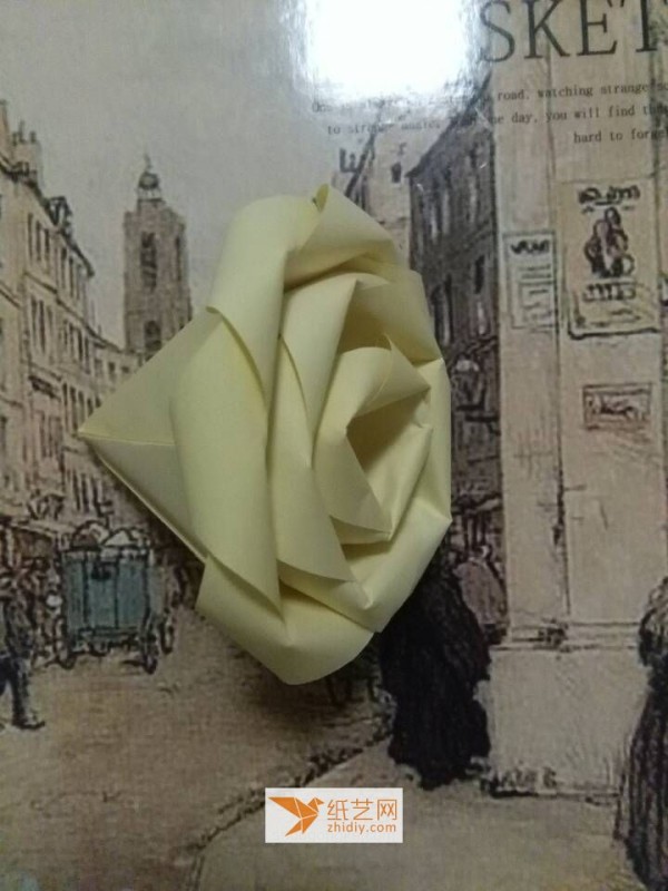 Make origami roses from multiple pieces of paper for Valentine’s Day gift