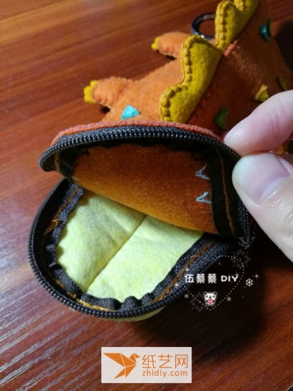 Tutorial on how to make a cute non-woven crocodile pen bag for Christmas gifts