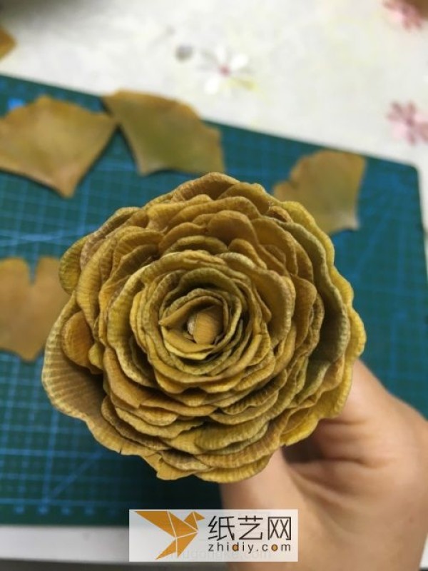 The smell of autumn: Dried roses made from waste ginkgo leaves