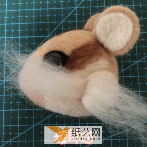 Illustrated tutorial on how to make a cute squirrel brooch from wool felt Creative DIY of handmade wool felt