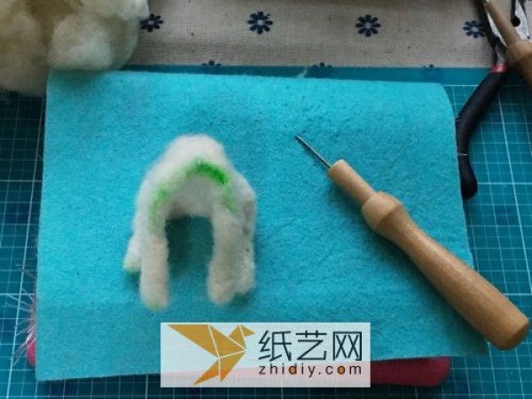 Master’s tutorial on how to make a wool felt poke kitten. A great Teacher’s Day gift.