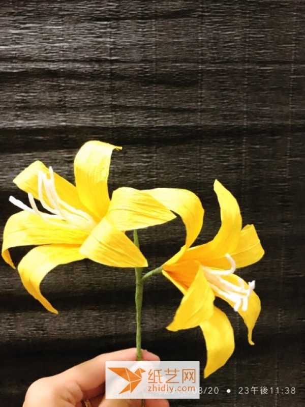 The paper lily New Year decoration made of paper rattan is equally beautiful.