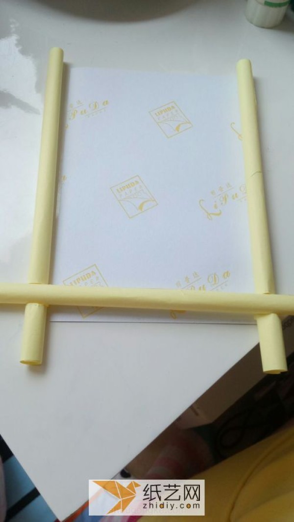 Swing DIY photo frame made from paper rolls